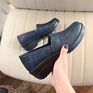 Floral Easy Works by Easy Street Lyndee slip-resistant clogs 8.5 women’s